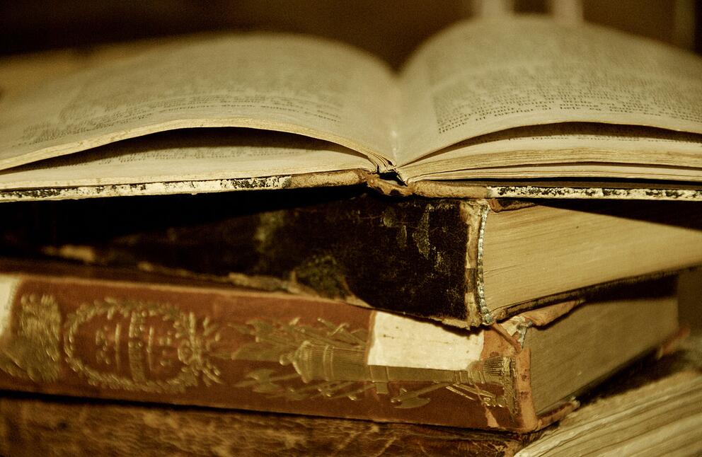 timeless books, Lin Kristensen from New Jersey, USA, CC BY 2.0, via Wikimedia Commons timeless books, Lin Kristensen from New Jersey, USA, CC BY 2.0, via Wikimedia Commons